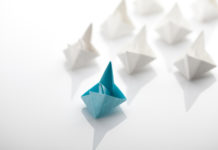 Diskussion des Monats: Ist Influencer- gleich Content-Marketing Ein blaues Schiff führt viele weiße Schiffe