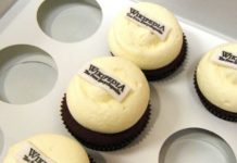 Wikipedia: Wie bekommt man einen Eintrag? Cupcakes mit Wikipedia-Logo